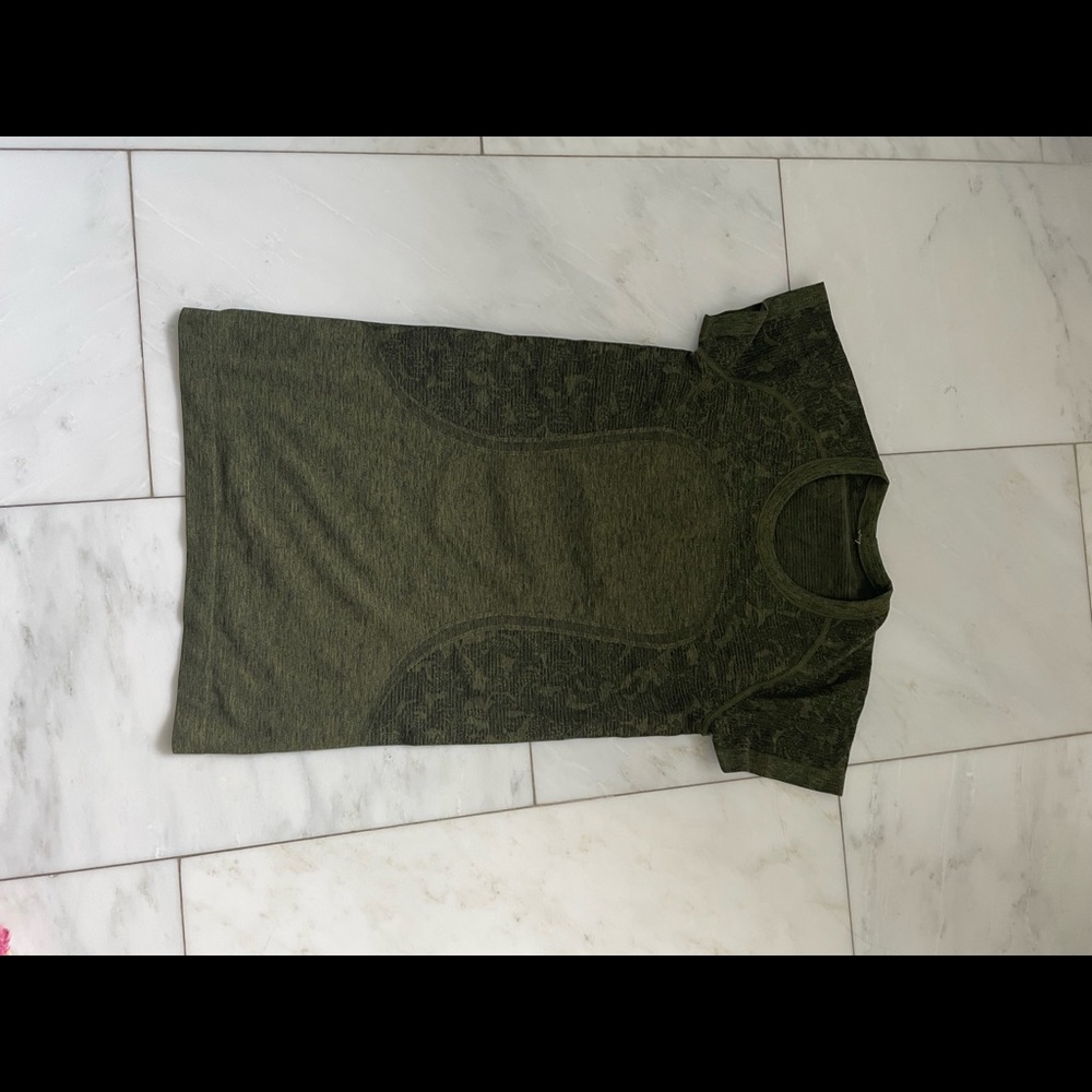 Lululemon swiftly tech short sleeve size 6.  Like new.